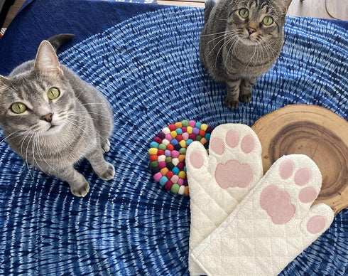 Cricket & Junebug Oven Mitts Cat Paws - White and Pink...