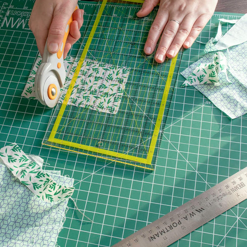 W.A. Portman Fabric Rotary Cutter with 15 Blades - 45mm Rolling Cutter with Safety Lock - Fabric Roller Cutter - Rotary Fabric Cutter Wheel - Fabr...