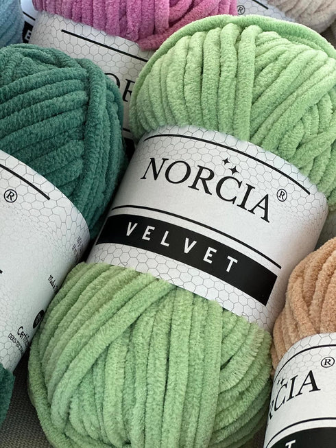 Soft Velvet Yarn Chenille Yarn for Crocheting Super Bulky 100g (74.3 yds) Baby Blanket Yarn for Knitting Amigurumi Yarn Fancy Yarn for Crochet Wea...