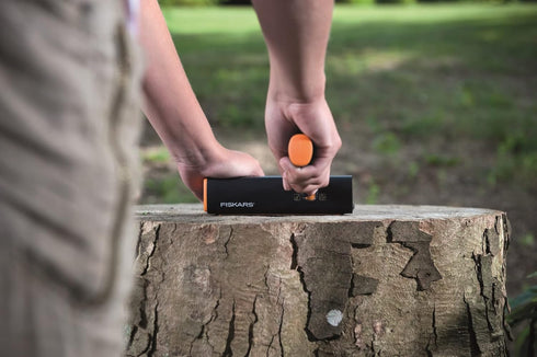 Fiskars XSharp Axe and Knife Sharpener, Ceramic sharpening stone/Fiberglass reinforced plastic case, Black/Orange, 1000601...