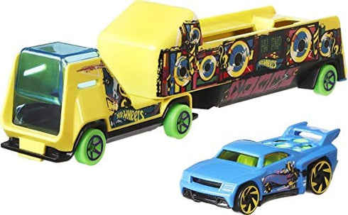 Hot Wheels Super Rigs, Transporter Vehicle with 1 Hot Wheels 1:64 Scale Car, Gift for Collectors & Kids Ages 3 Years Old & Up, styles may vary