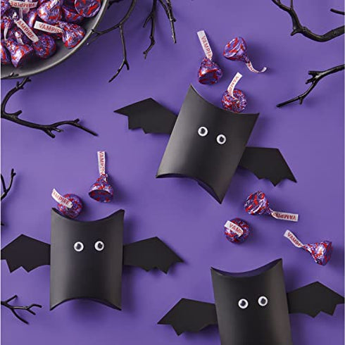HERSHEY'S KISSES Dracula Milk Chocolate with Strawberry Flavored Creme Candy, Halloween, 9 oz Bag