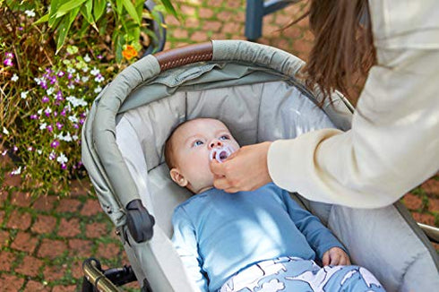 Tommee Tippee Ultra-Light Silicone Pacifier, Symmetrical One-Piece Design, BPA-Free Silicone Binkies, 0-6m, 4-Count