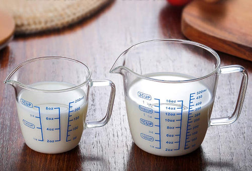 Goeielewe Glass Measuring Cup with Lid, Graduated Beaker Mug with Handle, Borosilicate Glass V-Shaped Spout Microwave Safe Scales Milk Cup for Cooking Baking (2cup/16oz/500ml)