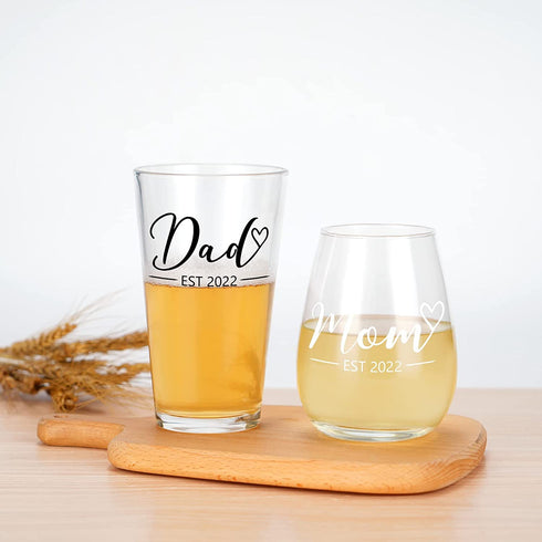 Modwnfy New Parents Gift, Mom & Dad EST 2022 Stemless Wine Glass and Beer Glass Set for Parents To Be Mom Dad Friend, Perfect Present for Mothers Day Fathers Day Baby Shower Pregnancy Christmas