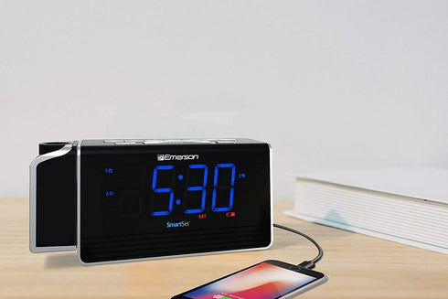 Emerson SmartSet Projection Alarm Clock Radio with USB Charging for Iphone/Ipad/Ipod/Android and Tablets, Digital FM Radio, 1.4" Blue LED Display, 4 level Dimmer, ER100103