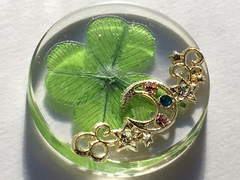 KIN-HEBI Real Four Leaf Clover Good Luck Pocket Token, Preserved, 1.25, Including Metal Ornament (Night Sky)
