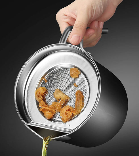WUWEOT Bacon Grease Container with Strainer, 2 L/2.1 Quart Stainless Steel Oil Strainer Pot Grease Can with Dust-Proof Lid, Easy Grip Handle and Tray for Bacon Fat, Kitchen Cooking or Frying Oil