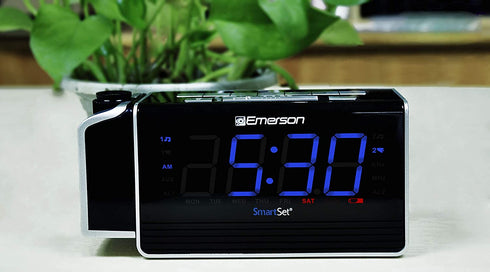 Emerson SmartSet Projection Alarm Clock Radio with USB Charging for Iphone/Ipad/Ipod/Android and Tablets, Digital FM Radio, 1.4" Blue LED Display, 4 level Dimmer, ER100103
