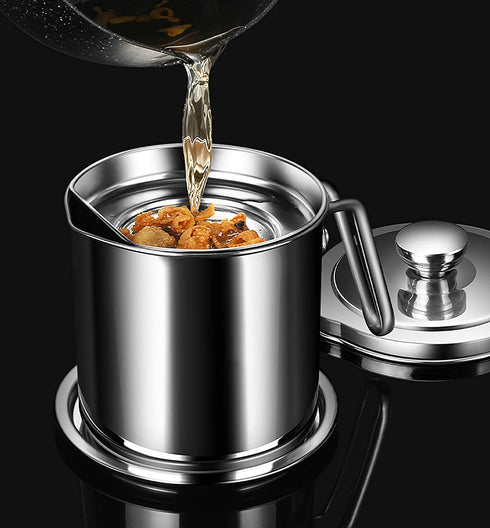 WUWEOT Bacon Grease Container with Strainer, 2 L/2.1 Quart Stainless Steel Oil Strainer Pot Grease Can with Dust-Proof Lid, Easy Grip Handle and Tray for Bacon Fat, Kitchen Cooking or Frying Oil