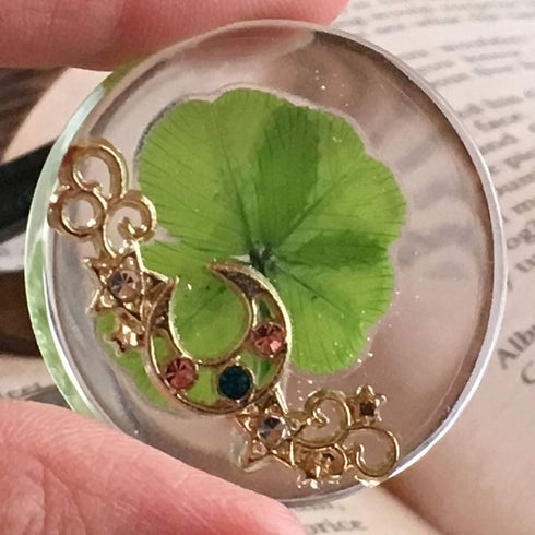 KIN-HEBI Real Four Leaf Clover Good Luck Pocket Token, Preserved, 1.25, Including Metal Ornament (Night Sky)