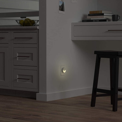 Amazon Basics LED Plug-in Night Light with Dusk to Dawn Sensor, 3/10 Lumen Dual Dimming for Bedroom, Hallway, Stairs - Round, 6-Pack, White, 2.441.542.36