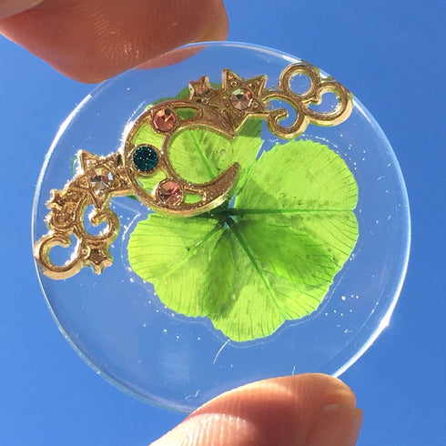KIN-HEBI Real Four Leaf Clover Good Luck Pocket Token, Preserved, 1.25, Including Metal Ornament (Night Sky)