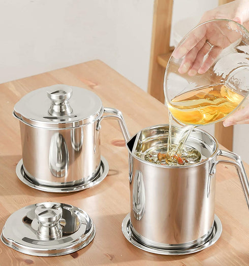 WUWEOT Bacon Grease Container with Strainer, 2 L/2.1 Quart Stainless Steel Oil Strainer Pot Grease Can with Dust-Proof Lid, Easy Grip Handle and Tray for Bacon Fat, Kitchen Cooking or Frying Oil