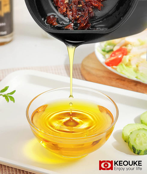 KEOUKE Bacon Grease Container with Strainer - 1.3L / 5.2 Cups Oil Storage Grease Keeper Iron Can for Cooking Oil, Frying Oil with Replaceable Cleaning Brush