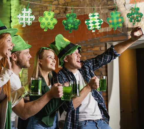 Ahzemepinyo 24 Pieces St. Patrick 's Day Shamrock Hanging Ornament Good Luck Clover Felt Ornament Shamrock Decoration for Tree Table Shelf Festival Party De
