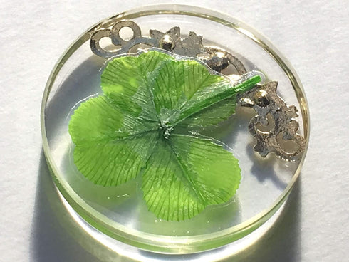 KIN-HEBI Real Four Leaf Clover Good Luck Pocket Token, Preserved, 1.25, Including Metal Ornament (Night Sky)