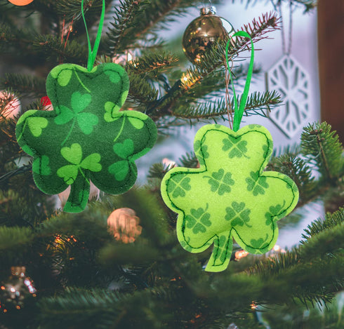 Ahzemepinyo 24 Pieces St. Patrick 's Day Shamrock Hanging Ornament Good Luck Clover Felt Ornament Shamrock Decoration for Tree Table Shelf Festival Party De