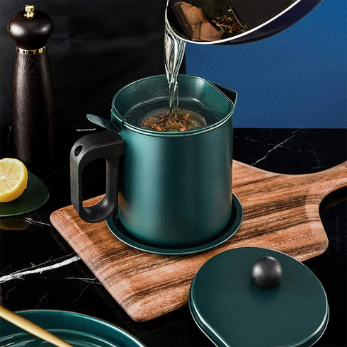 Bacon Grease Container,Oil Container Kitchen,Grease Can for Kitchen with Strainer, anti-scald handle and anti-slip coasters,Suitable for Storing Frying Oil(7 Cup Capacity, Green)