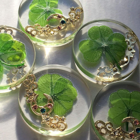 KIN-HEBI Real Four Leaf Clover Good Luck Pocket Token, Preserved, 1.25, Including Metal Ornament (Night Sky)