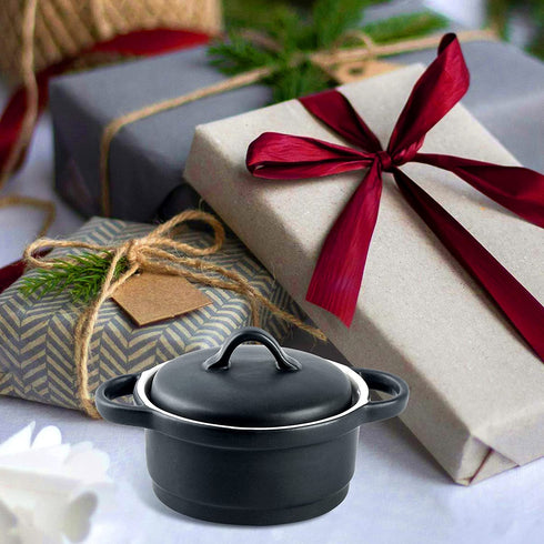 Ramekin with Lid, vancasso 6 Oz Creme Brulee Ramekins Bowls, Porcelain Soufflé Dishes Set of 4 Oven Safe for Baking, Small Ceramic Casserole Dish with Cover and Handle for Cake, Dessert, Black