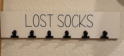 The Farmhouse Room Inc. Lost Socks Laundry Sign Wall Decor with 6 Hanging Clips, Rustic Family Home Laundry Room Decor for Lonely Pairs Seeking Sole Mates, Sawtooth Hanger