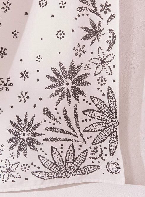Neasow Bohemian Tapestry Wall Hanging, Beige White Floral Tapestry with Dotted Daisy Medallion Print Bedroom Boho Hippie Home Decor, 60×60 inches