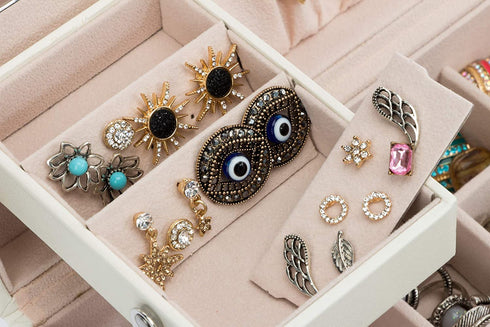 Jewelry Box Organizer Three-Layers Leather Jewelry Display Case with Retro Lock and Mirror (Three-Layers, Cream White)