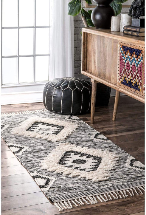 nuLOOM Savannah Moroccan Fringe Accent Rug, 2' x 3', Black