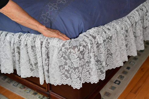 Home-X - White Lace Scalloped Elastic Bed Wrap Around, Easy Fit, Dust Ruffle Bed Skirt | Queen/King