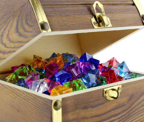 Attatoy Wooden Pirate Treasure Chest with 240 Colored €œJewels (Plastic Gems); 6 x 4.5 x 5 Antique Style Wood Box with Brass Accents; 1 Lb. Acrylic Gemstones