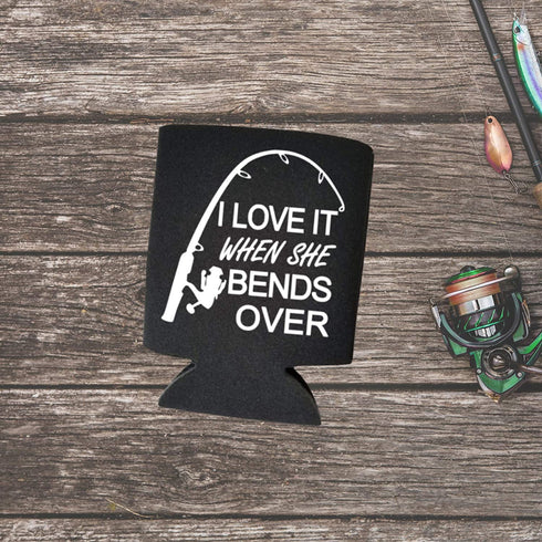 I Love It When She Bends Over Funny Can Cooler - Fishing Beer Coolie - Multiple Color Variations - Perfect Fisherman Gift (Black)